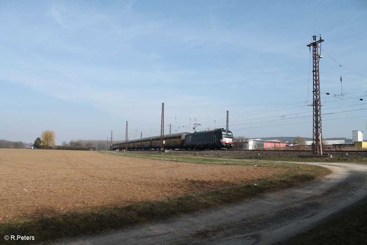 193 856-2 zieht bei Retzbach-Zellingen ein ARS Altmann Autotransportzug gen Würzburg. 16.03.17