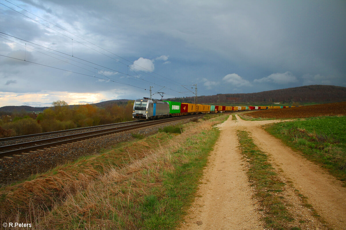 193 992-5 zieht ein Containerzug in Richtung Norden bei Treuchtlingen. 23.03.24