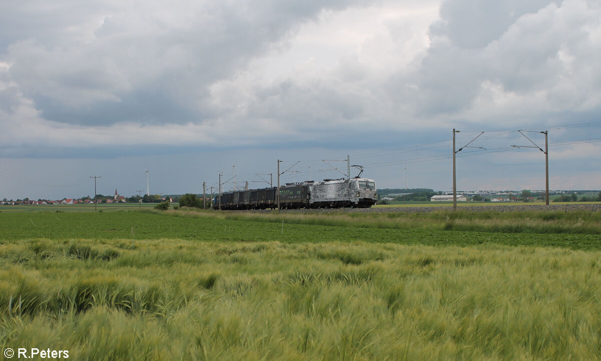 193 997  Pferde  + 193 212  Driving Future  ziehen ein Löblein Container Müllzug bei Uffenheim in Richtung Süden. 27.05.24