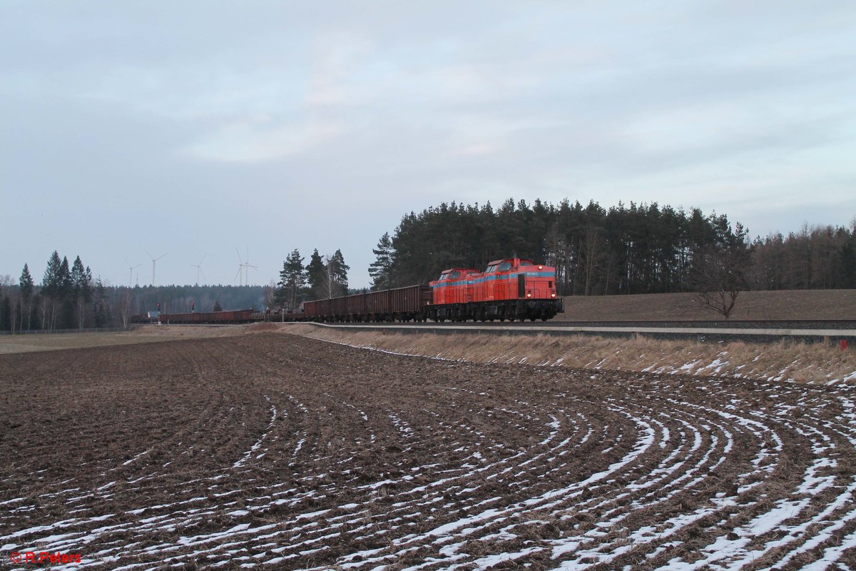 203 383-5 und 203 405-6 der Stahlwerke Thüringen ziehen den Könitzer Schrottzug nach Cheb ( CZ ) bei Marktleuthen. 19.02.18