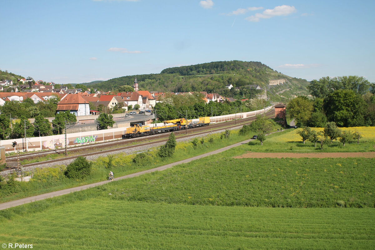 214 010 zieht mit einem Bauzug durch Retzbach-Zellingen. 11.05.24