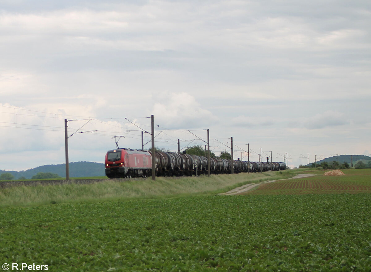 2159 241-9 zieht bei Uffenheim den Wacker Shuttel gen Norden. 27.05.24