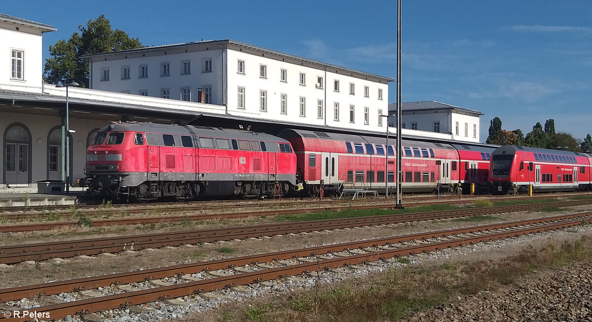 218 422-4 wartet in Simbach am Inn mit ihrem RE auf Abfahrt. 07.10.23