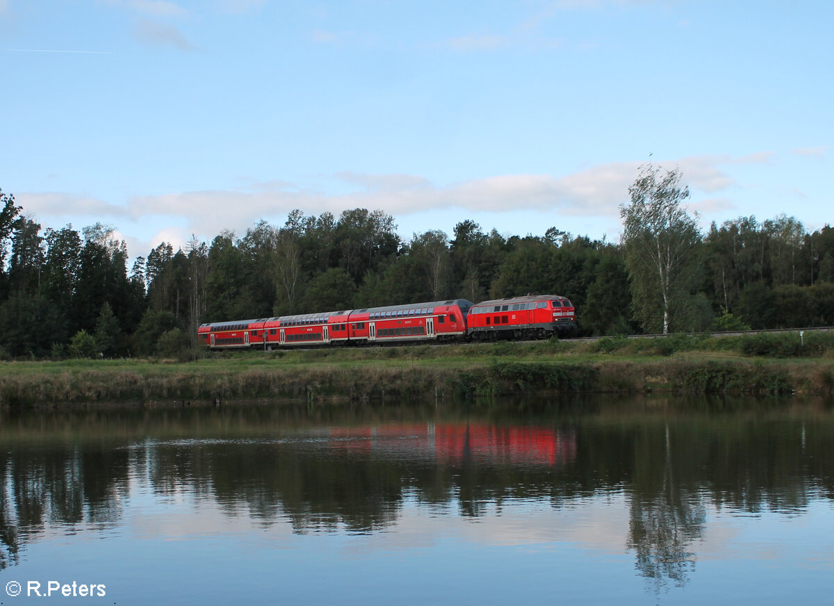 218 438-0 zieht kurz vor Wiesau/Oberpfalz den RE2 RE4852 Mnchen - Hof. 15.09.24