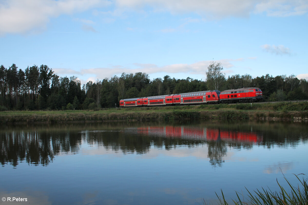 218 438-0 zieht kurz vor Wiesau/Oberpfalz den RE2 RE4852 Mnchen - Hof. 15.09.24