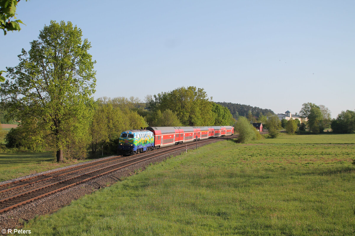 218 443-0 mit dem RE2 4857 Hof - München bei Rothenstadt bei Weiden. 01.05.24