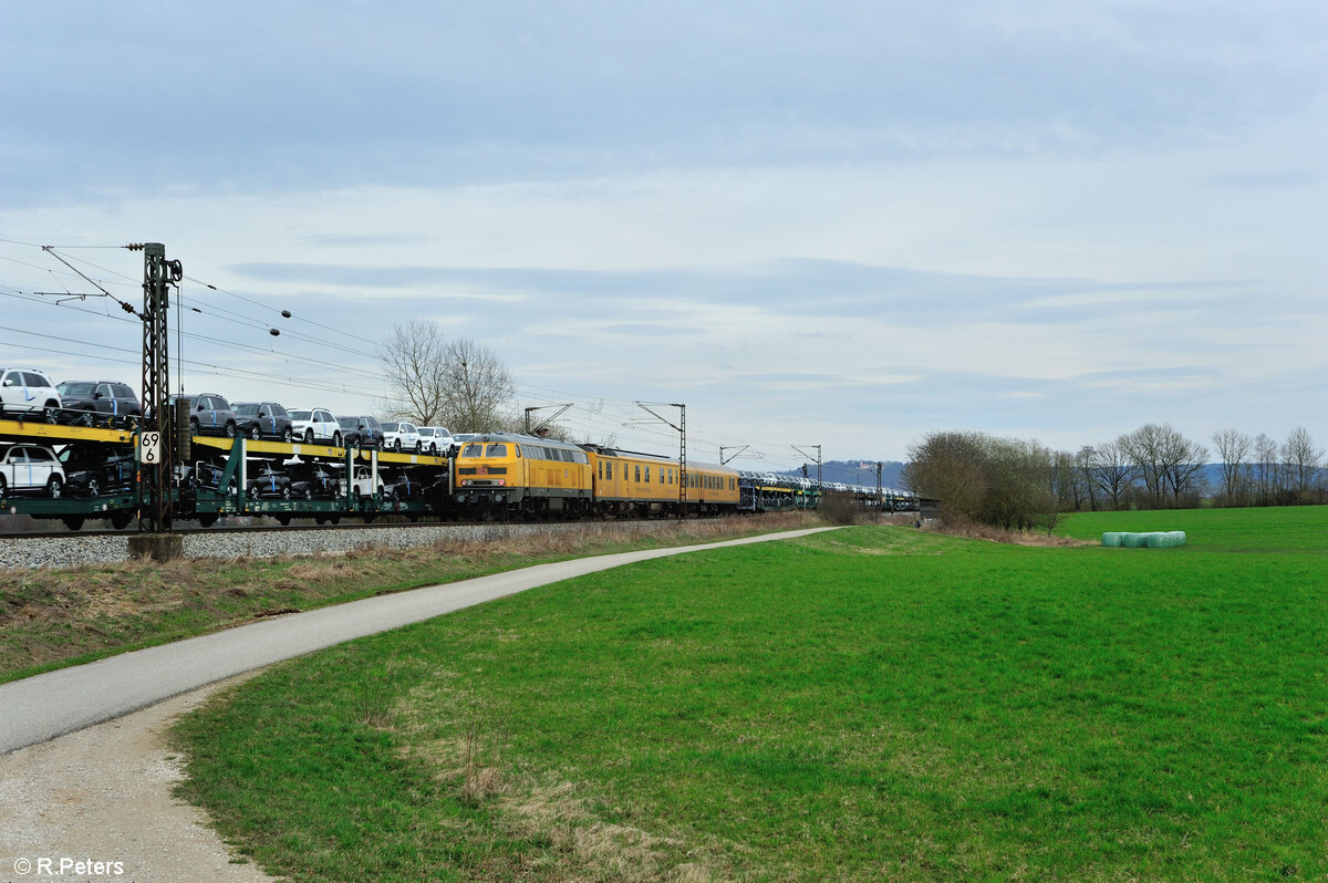 218 471 schiebt ein Messzug in Richtung Regensburg bei Pölling. 17.03.24