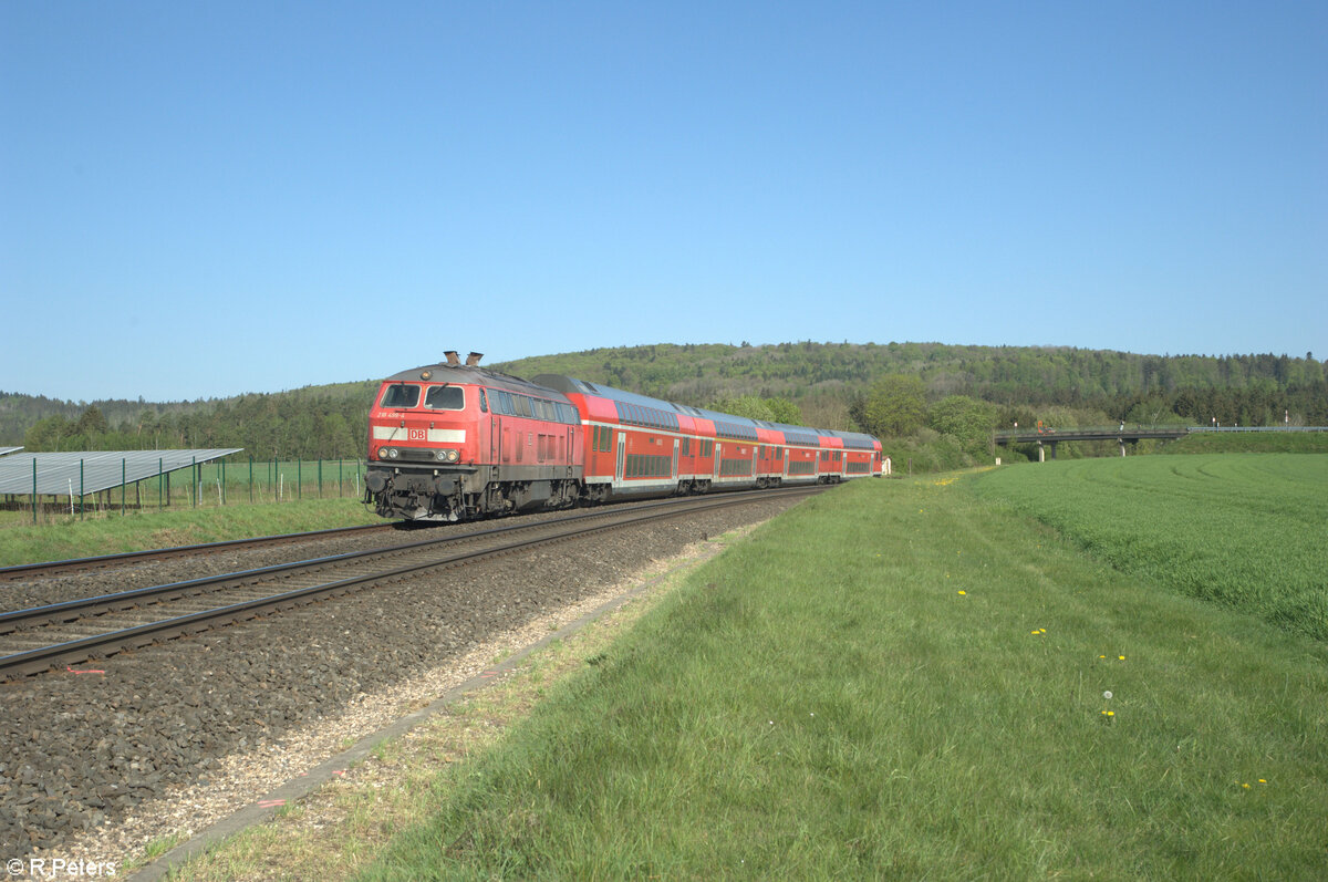 218 498-4 mit dem RE2 RE4859 Hof - München bei Oberteich. 01.04.24