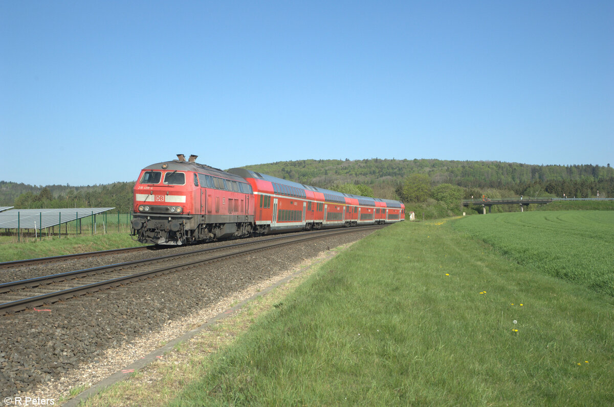 218 498-4 mit dem RE2 RE4859 Hof - München bei Oberteich. 01.04.24