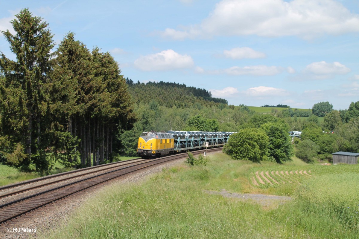 221 106-8 zieht bei Lengenfeld mit dem XTCH - Saal a.d. Donau einem Furth im Wald Umleiter über die KBS 855. 17.06.15