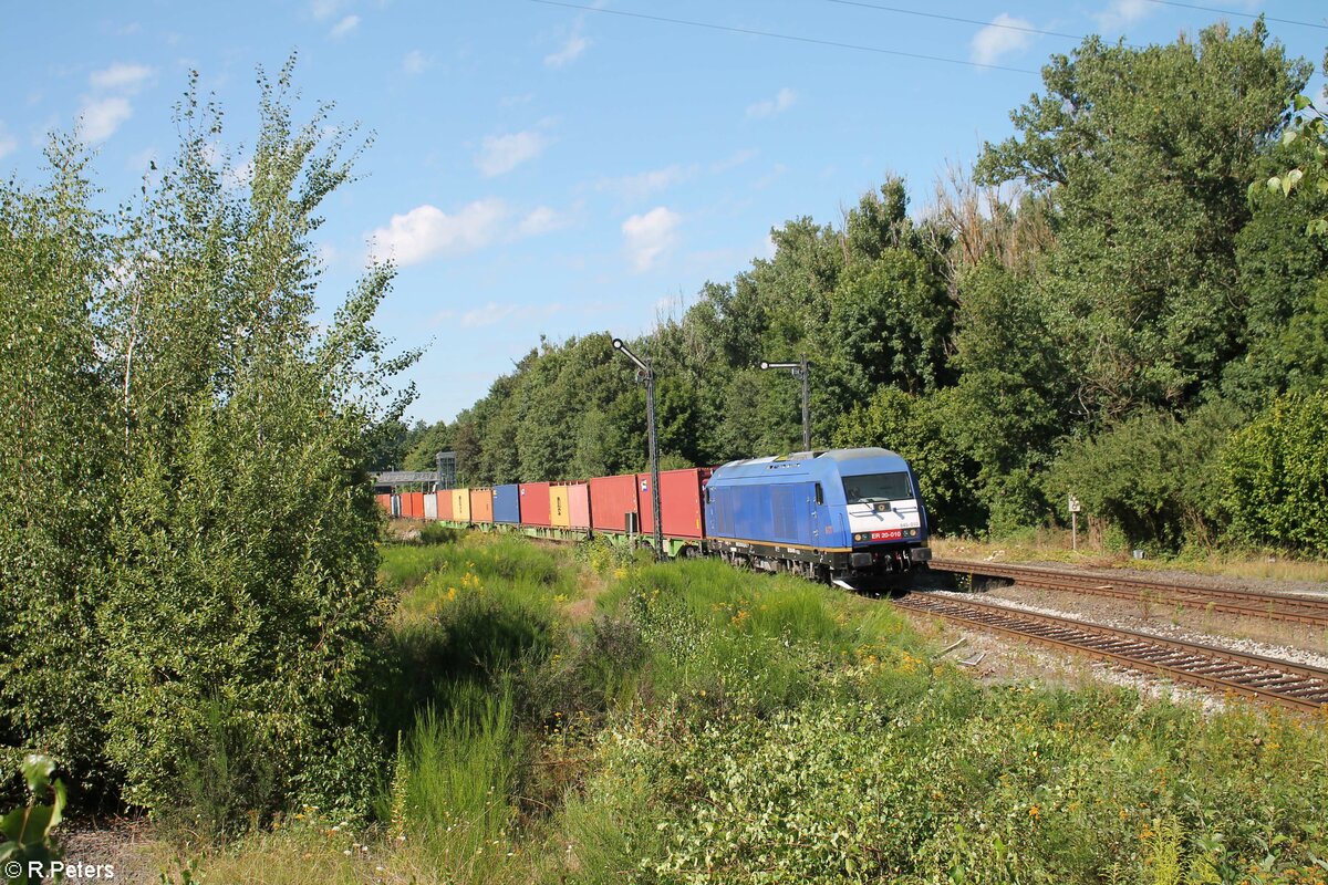 223 010 mit dem Hofer Containerzug in Richtung Regensburg bei der durchfahrt in Reuth bei Erbendorf. 14.08.21