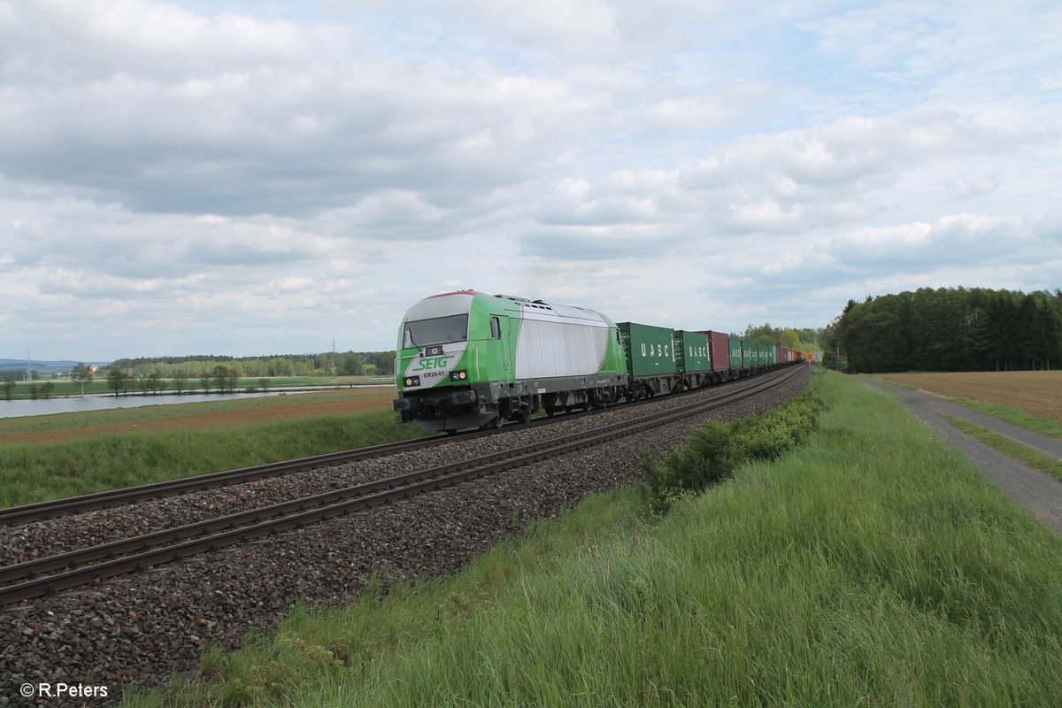 223 102 mit dem Wiesau Containerzug nach Hamburg bei Oberteich. 20.05.17