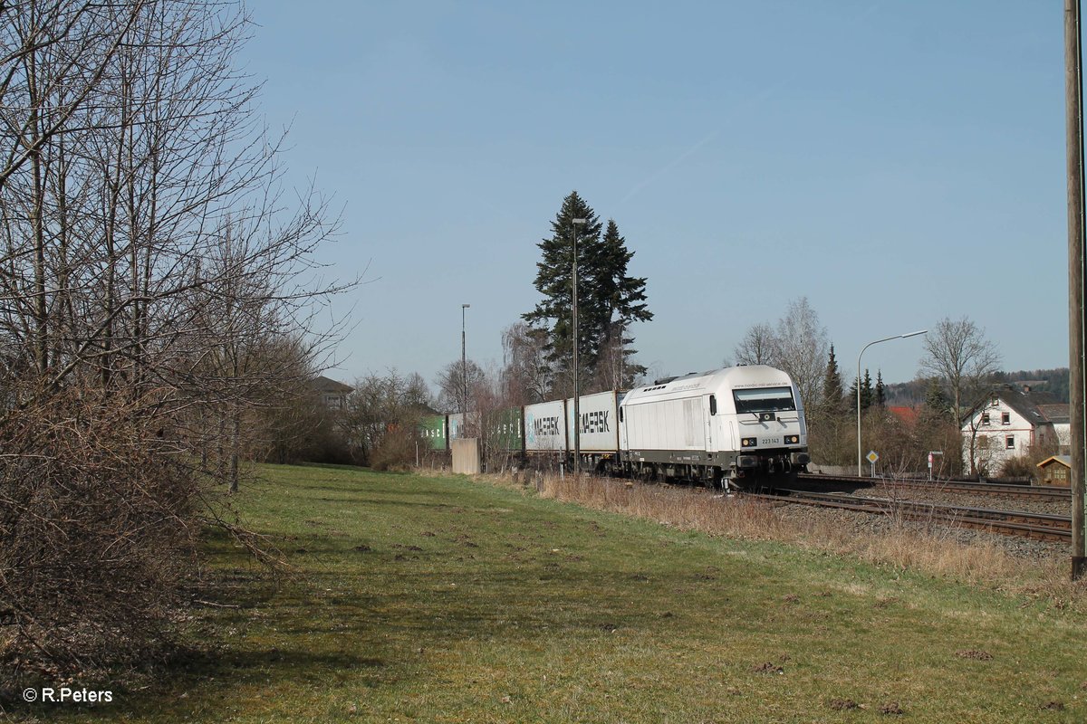 223 143 verlässt Peechbrunn mit dem Wiesau Containerzug. 02.04.16