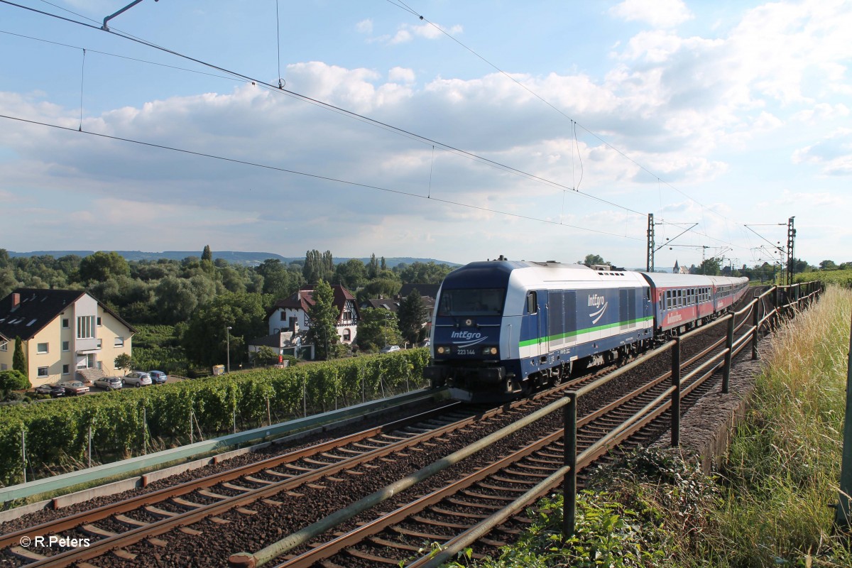 223 144 mit einem Sonderzug aus Koblenz nach Bamberg zwischen Hattenheim und Erbach(Rheingau). 15.07.14