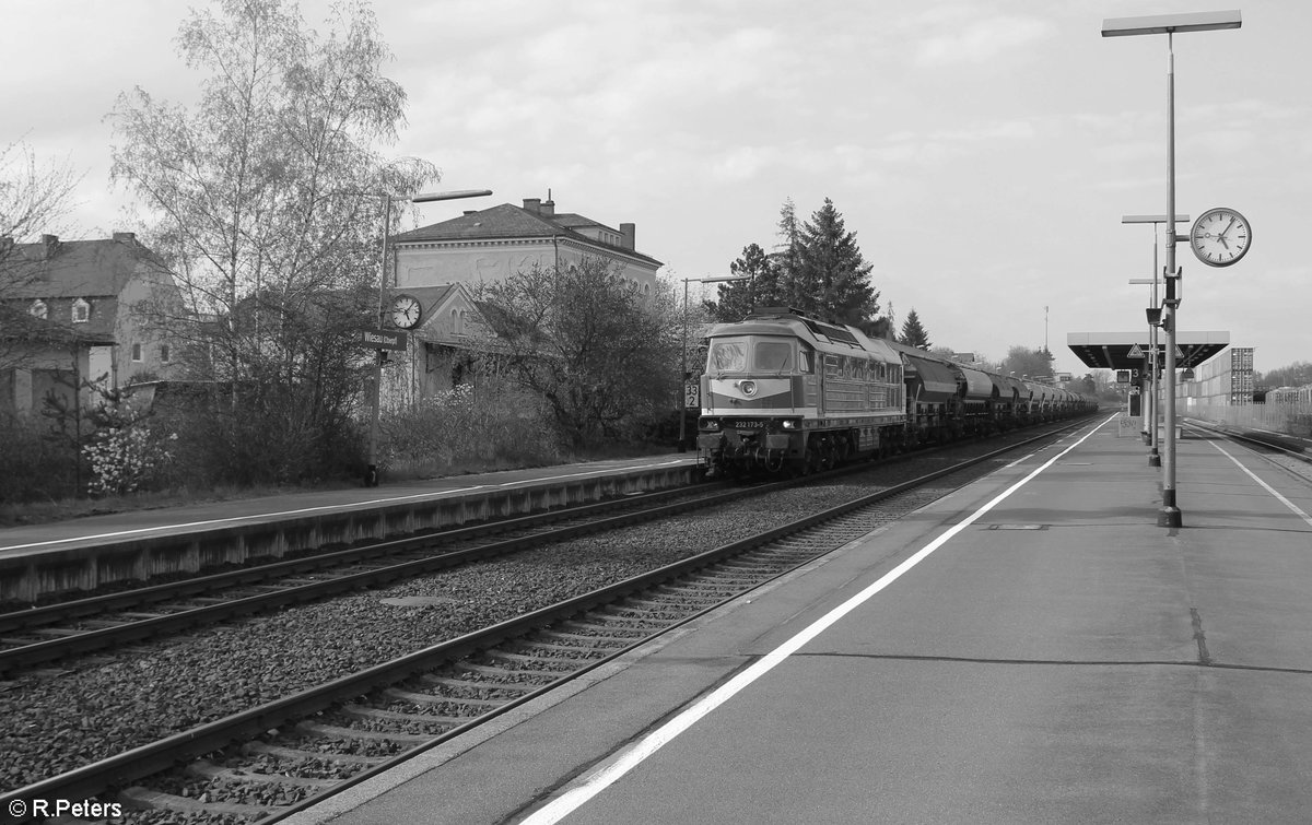232 173 der TRG mit dem 45390 LovoChemie Düngerzug von Cheb nach Rain am Lech, 1656T/ 383m Länge bei der Durchfahrt in Wiesau/Oberpfalz. 19.04.20