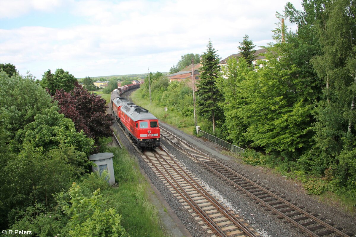 232 703 und 232 609 mit dem EZ 51716 NNR - Senftenberg bei der Einfahrt in Wiesau. 13.06.21