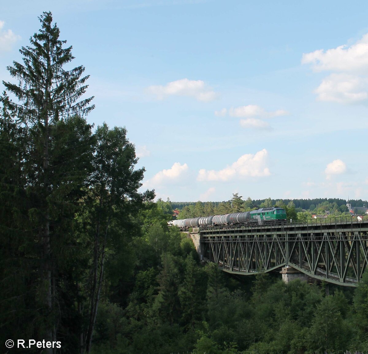 232 704 zieht den Kesselzug Cheb - Schweinfurt über das Fichtelnaab Viadukt bei Neusorg. 16.06.21