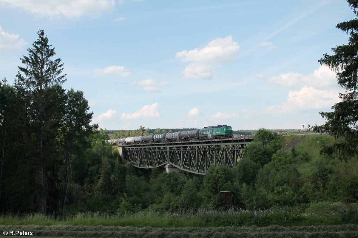 232 704 zieht den Kesselzug Cheb - Schweinfurt über das Fichtelnaab Viadukt bei Neusorg. 16.06.21
