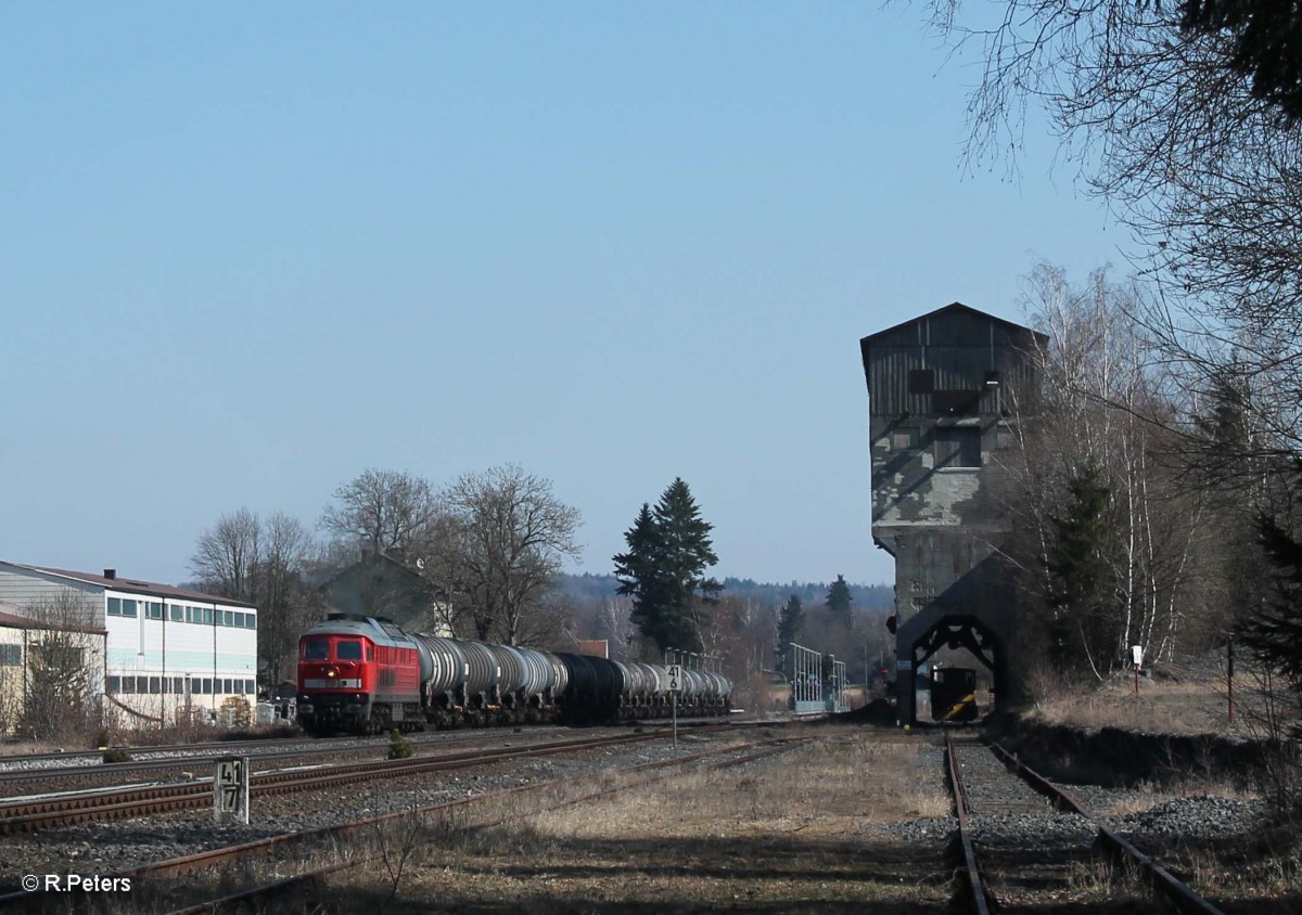 233 357-2 zieht ein Kesselzug aus Nrnberg nach Hof durch Pechbrunn. 17.03.16