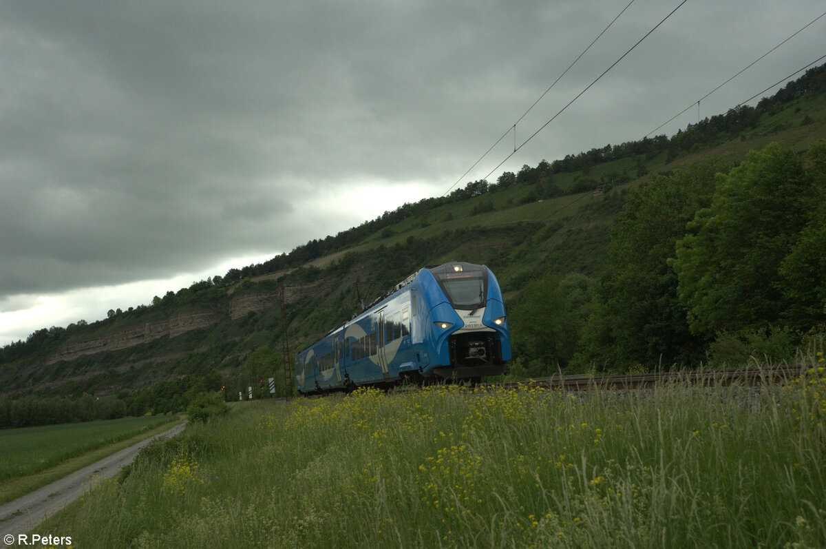 2463 001-4 auf Überführungsfahrt gen Süden bei Thüngersheim. 18.05.24