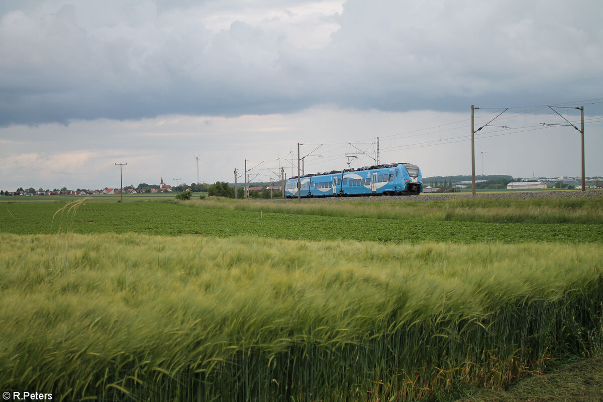 2463 105 als RE80 57042 Treuchtlingen - Würzburg hinter Uffenheim. 27.05.24