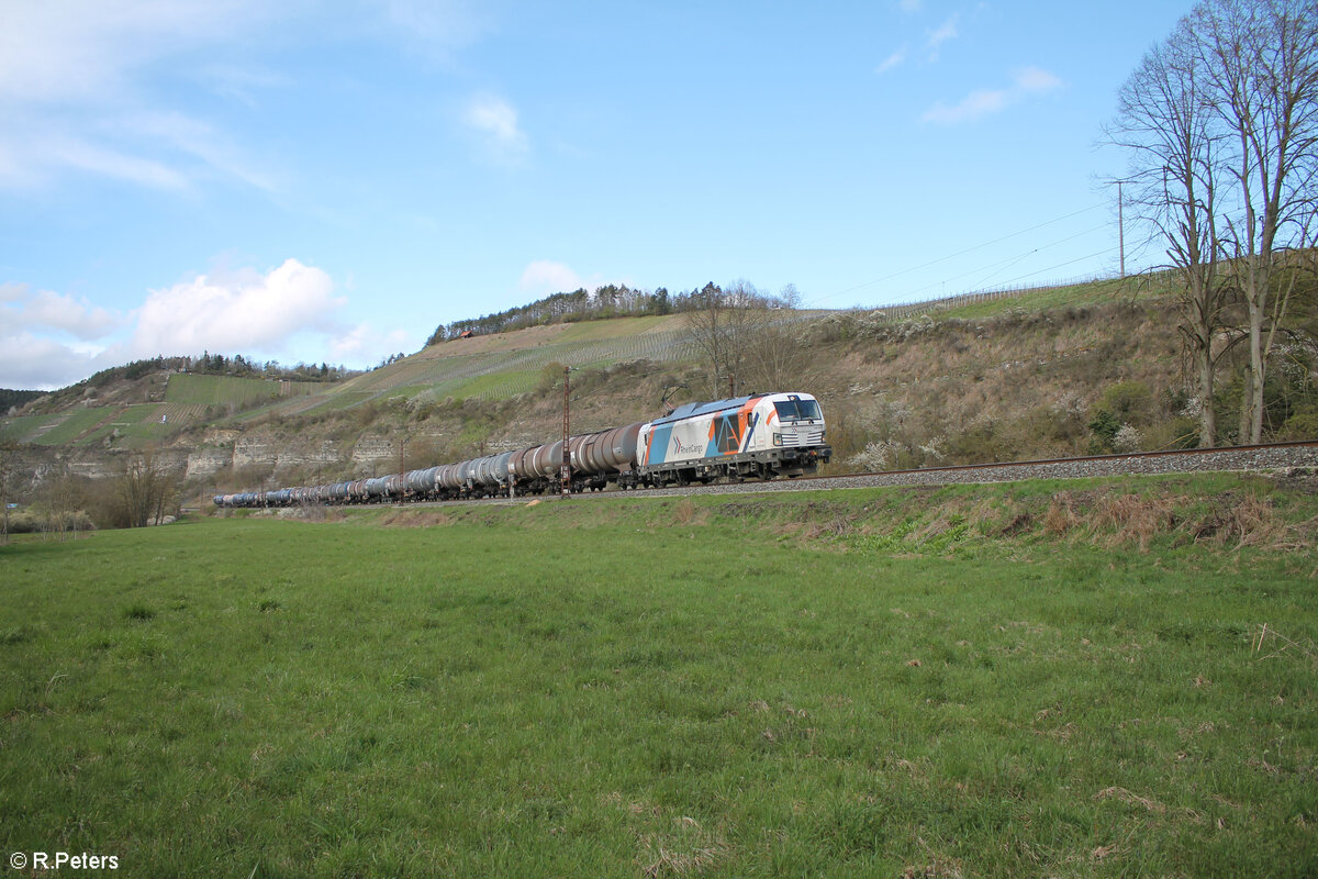 248 015 mit einem Kesselzug bei Himmelstadt gen Süden. 28.03.24