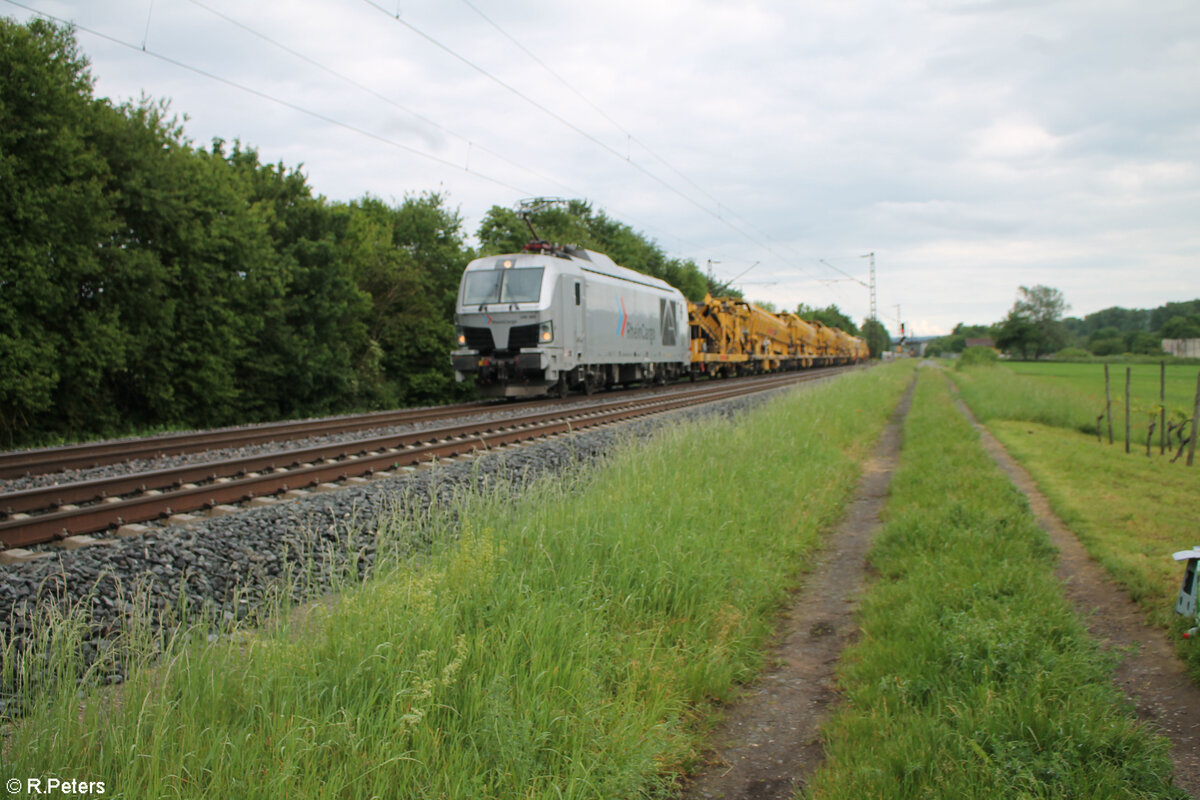 248 060-6 zieht mit einem Bauzug bei Thüngersheim gen Norden. 18.05.24