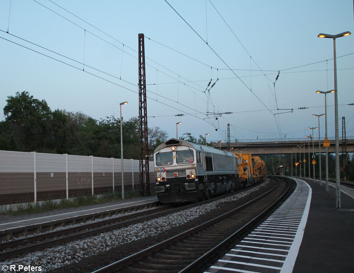 266 070 mit einem langen Bauzug durch Retzbach-Zellingen. 11.05.24