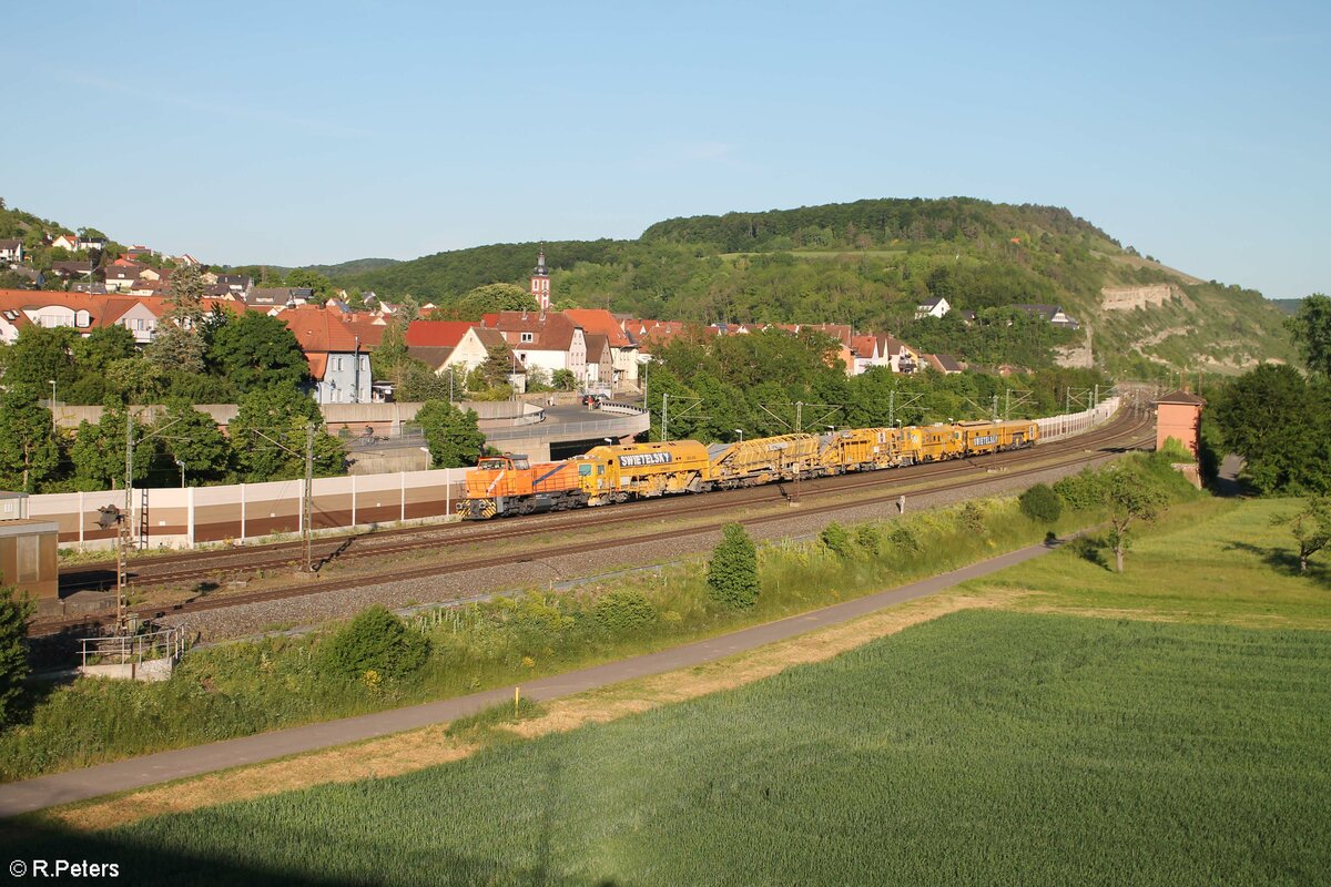 274 103 zieht mit einem Bauzug durch Retzbach-Zellingen 02.06.21