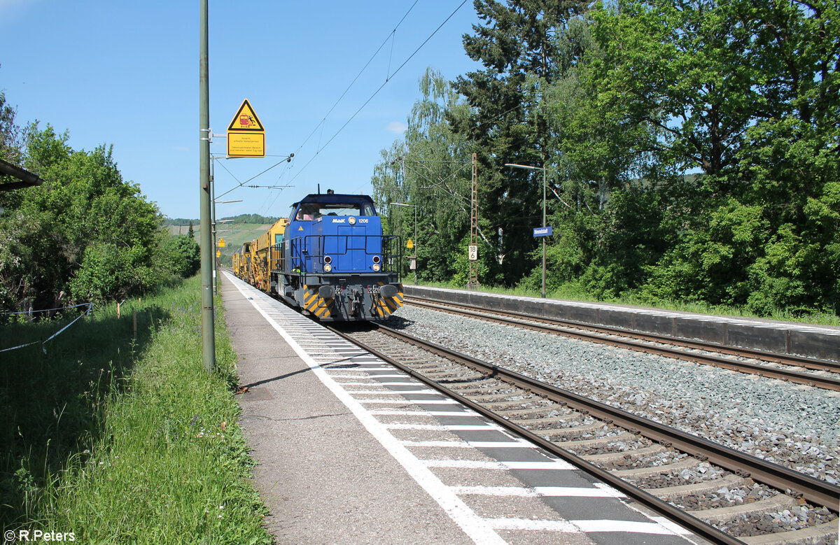 275 108 mit Bauzug bei der Durchfahrt in Himmelstadt. 11.05.24