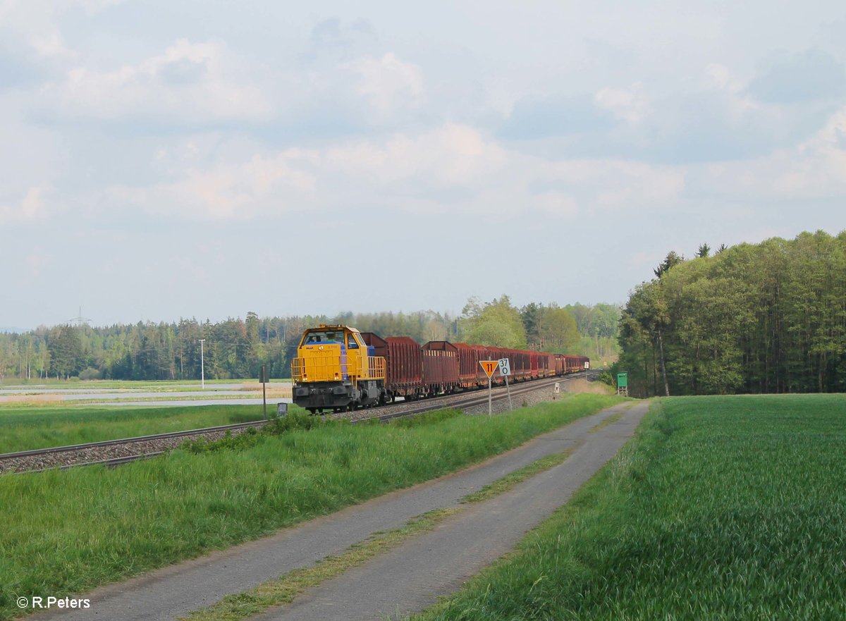 277 003-0 zieht ein leeren Holztransportzug von Wiesau nach Cheb. 13.05.16