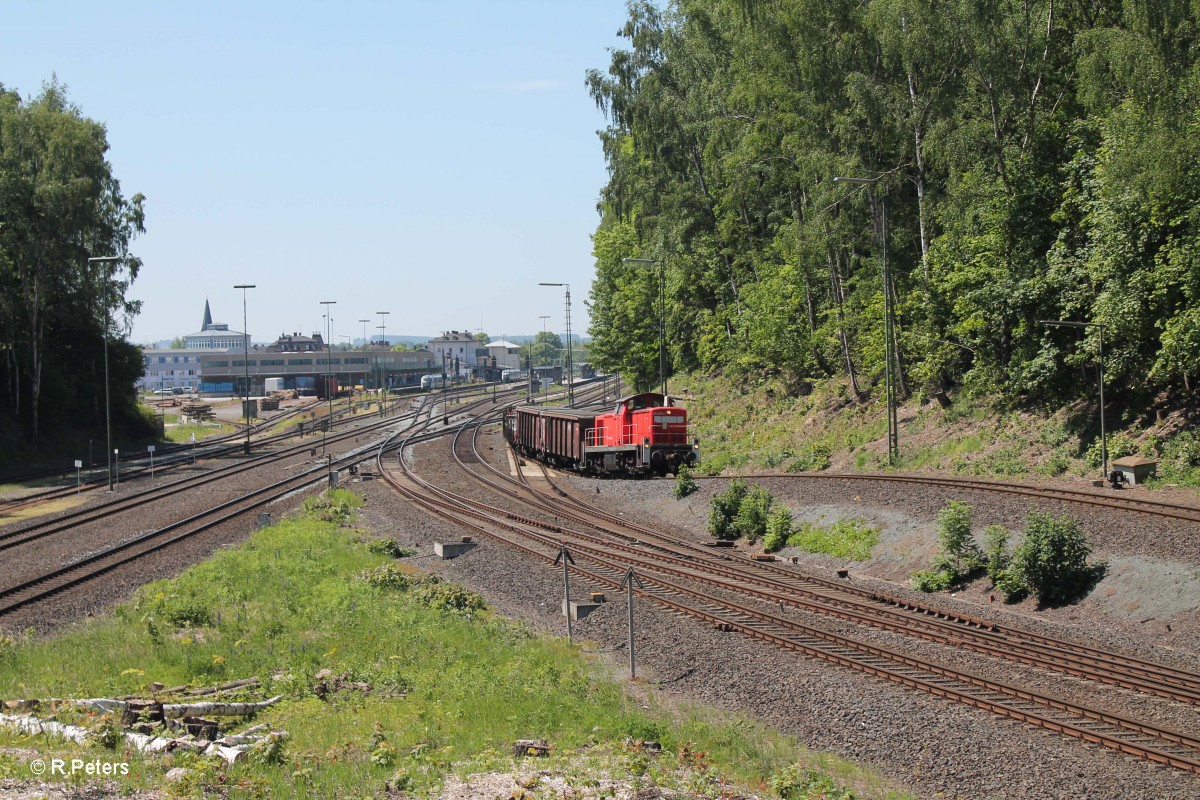 294 902-4 rangiert mit ein paar Güterwagen in Marktredwitz. 05.06.15
