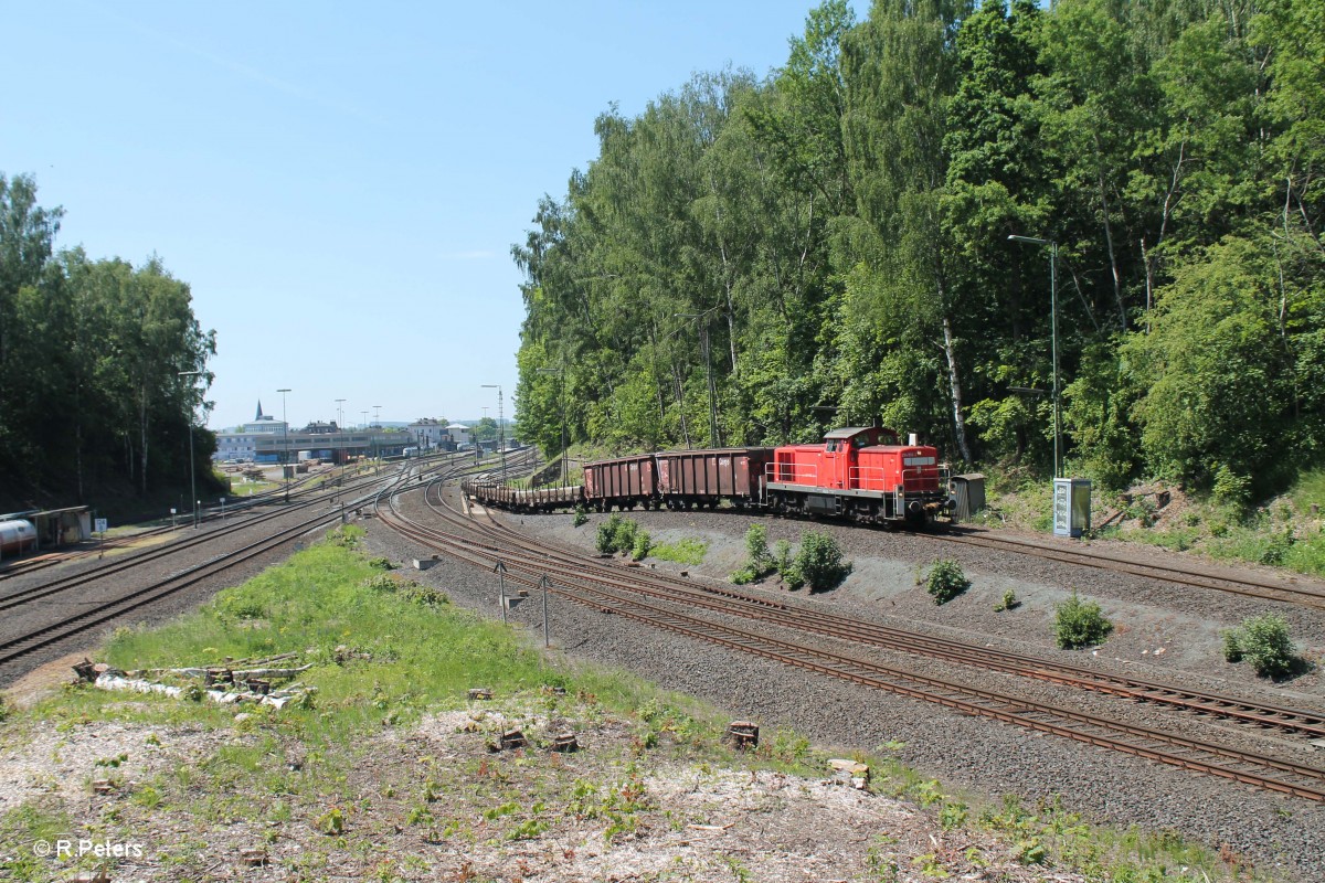 294 902-4 zieht ein paar Güterwagen über den Abrollhügel in Marktredwitz. 05.06.15