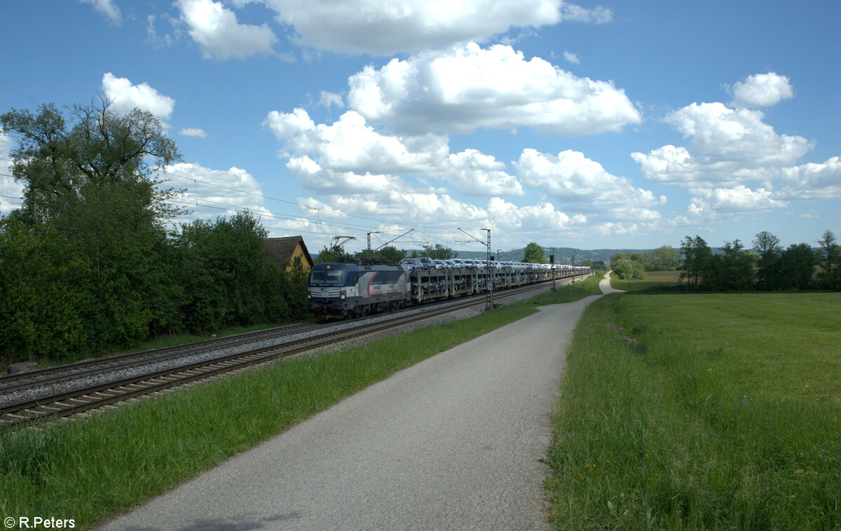 383 207-8 zieht bei Plling ein Autotransportzug in Richtung Nrnberg. 14.05.24