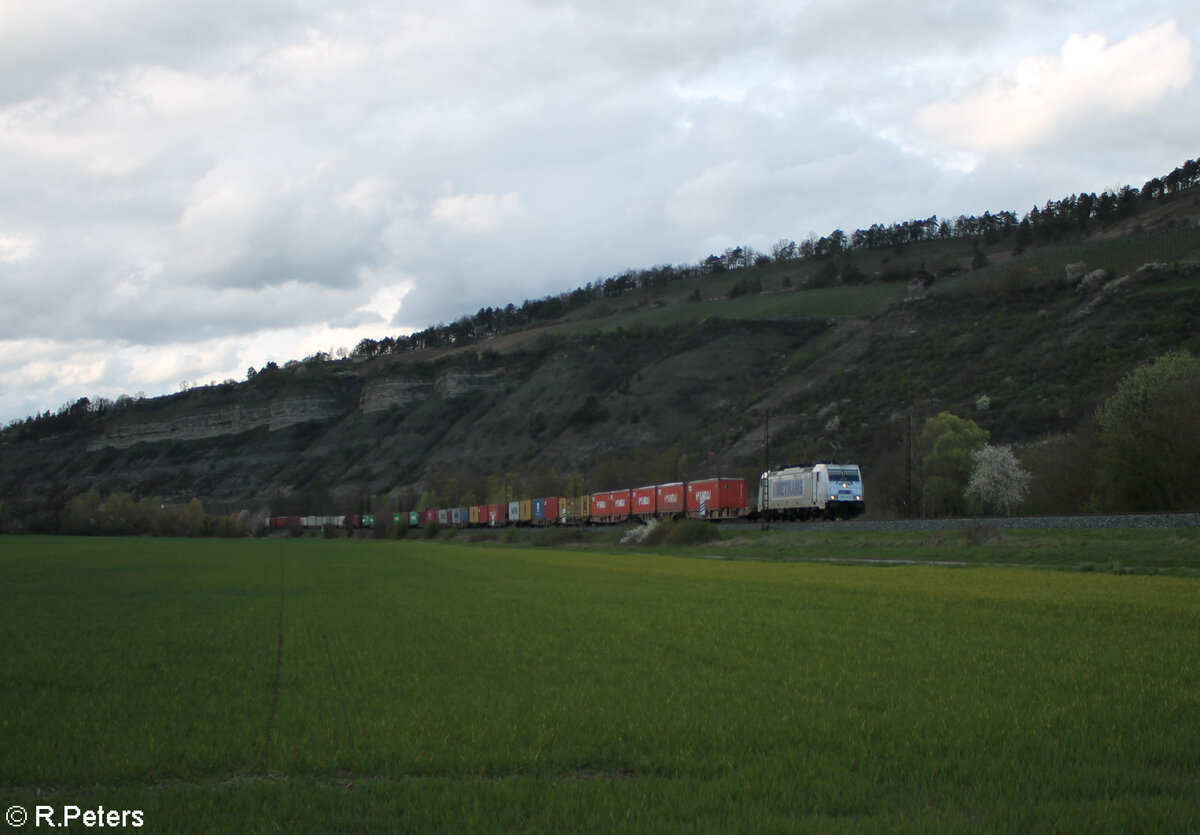 386 004-6 mit ein Containerzug gen Süden bei Thüngersheim. 28.03.24