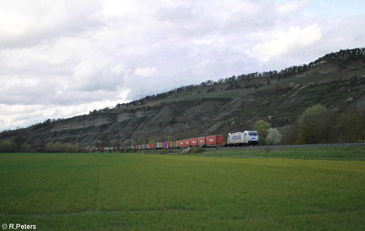 386 004-6 mit ein Containerzug gen Süden bei Thüngersheim. 28.03.24