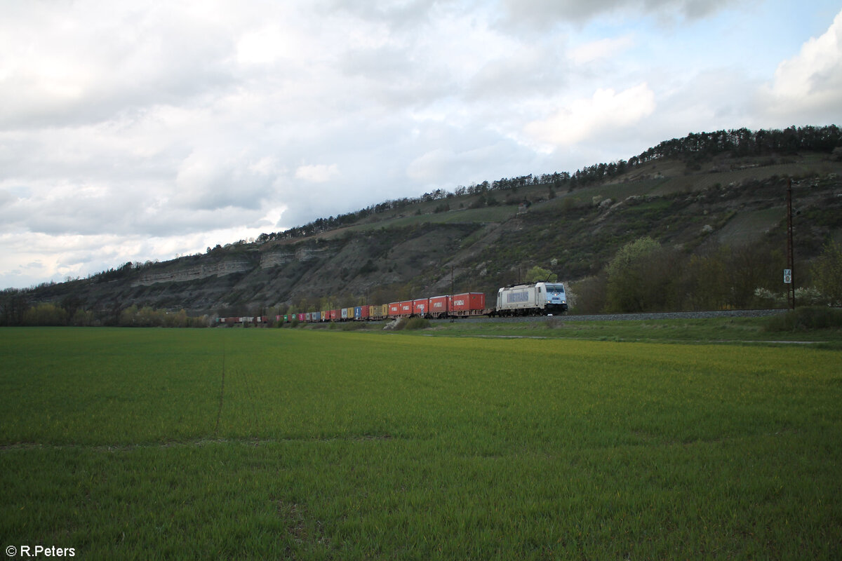 386 004-6 mit ein Containerzug gen Süden bei Thüngersheim. 28.03.24