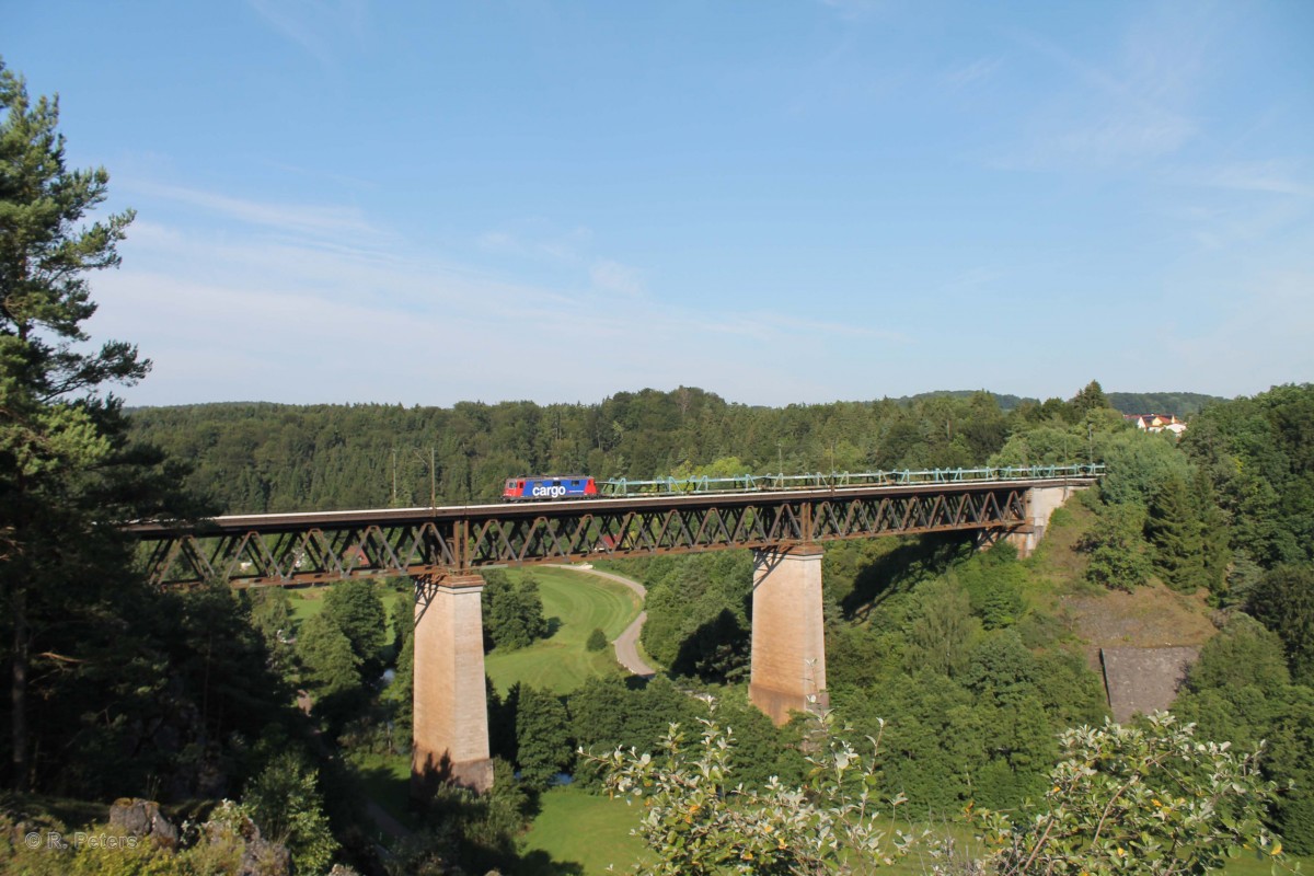 421 387 überquert das Viadukt von Beratzhausen mit einem leeren Autozug vermutlich nach Regensburg. 23.07.14