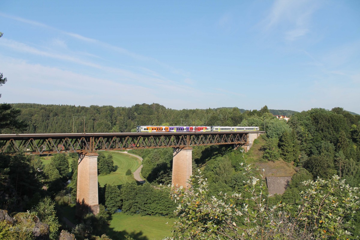 440 914  Regensburger Akaden  + ein unbekannter überqueren das Beratzhausener Viadukt als ag84407 Neumarkt/Oberpfalz - Plattling. 23.07.14