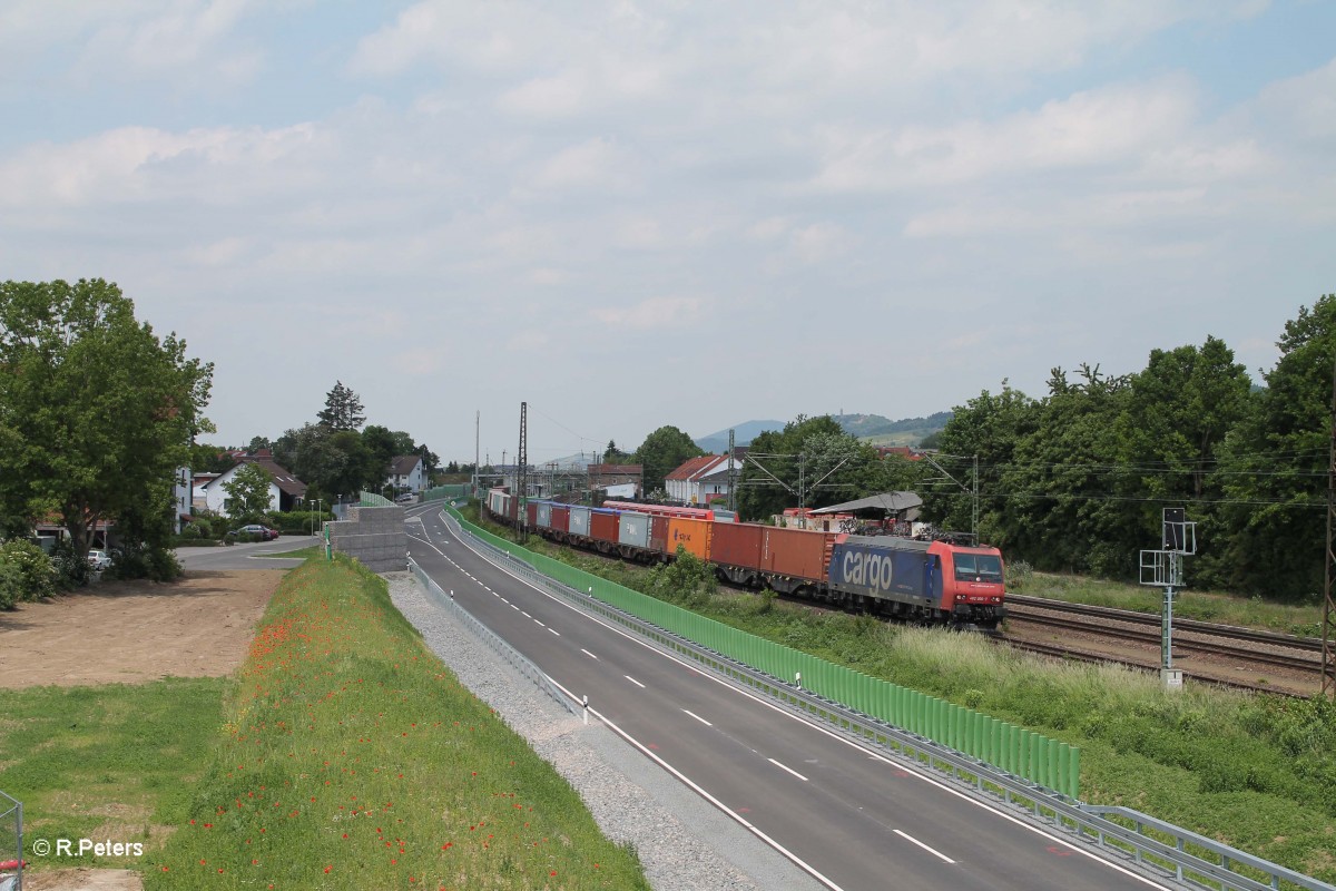 482 000-7 durchfährt Hemsbach mit einem Containerzug in Richtung Süden. 28.05.15