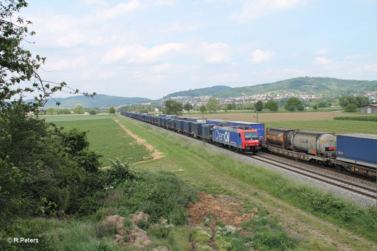 482 012-2 zieht bei Großsachsen-Heddesheim einen Containerzug in Richtung Mannheim/Heidelberg. 28.05.15