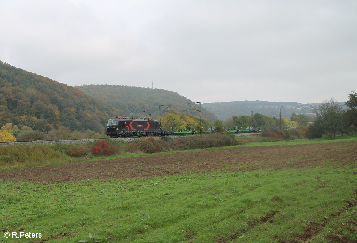 5370 069 alias 193 238  Cameron  zieht ein fast leeren Helrom Zug bei Wernfeld in Richtung Passau. 20.10.24