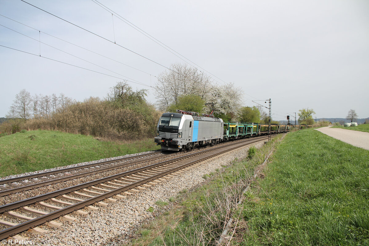 6193 135 mit einem leeren offenen ARS Altmann Autotransportzug bei Pölling in der Kurve. 07.04.24