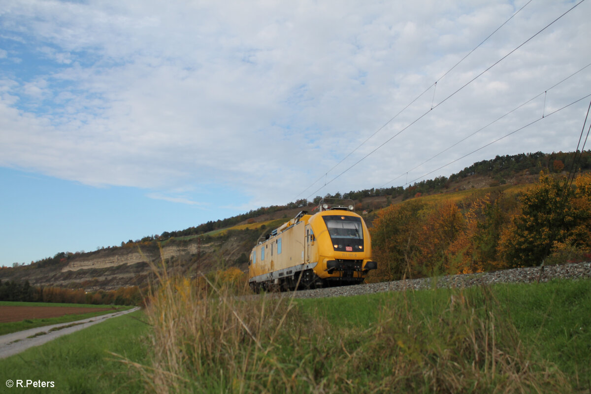 711 101-6 fährt aus eigener Kraft bei Thüngersheim. 21.10.24