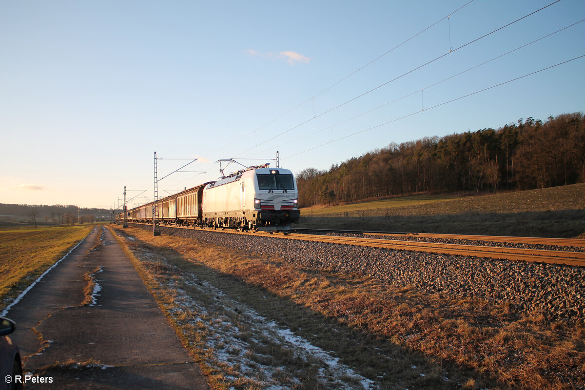 7193 314-0 zieht den Müllzug nach Italien bei Oberdachstetten. 12.01.25