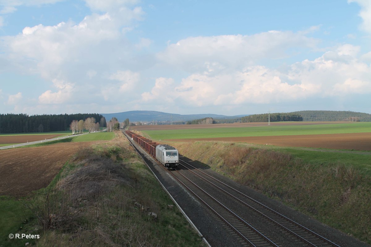 76 111 zieht mit dem Schrottzug Könitz - Cheb bei Neudes Richtung Marktredwitz vorbei. 14.04.16