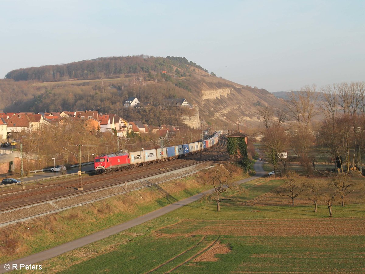 802 durchfährt Retzbach-Zellingen mit einem Containerzug Regensburg Ost - Magdeburg. 16.03.17