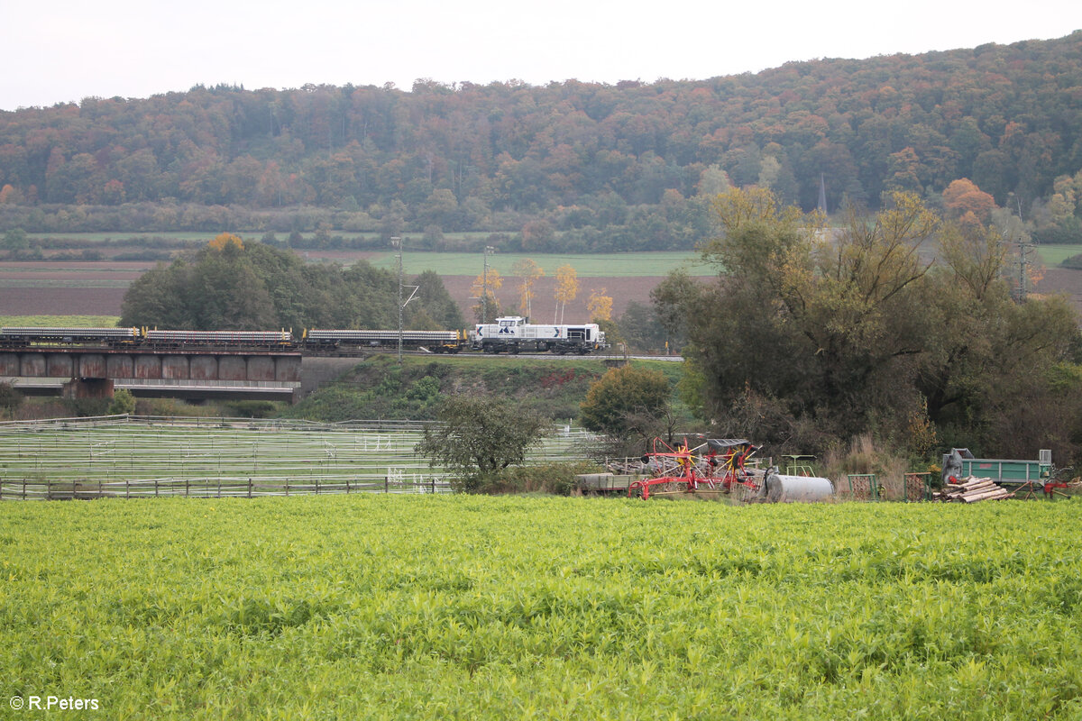 92 80 4185 109-0 D-NXRL Vossloh Typ DE 18 zieht bei Treuchtlingen einen Schwellenzug in Richtung Süden. 18.10.24
