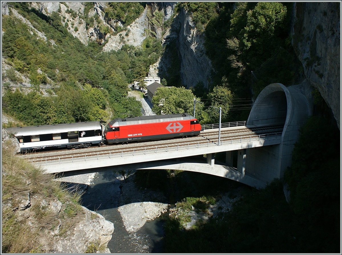 Als die einspurige, dem Hang entlange f�hrende Strecke Salgesch - Leuk zur Doppelspur ausgebaute wurde, w�hlte man eine Neubastrecke in Tunnellage, die wie hier zu sehen nur kurz durch die Dala-Schlucht unterbrochen wird.
26. Sept. 2008