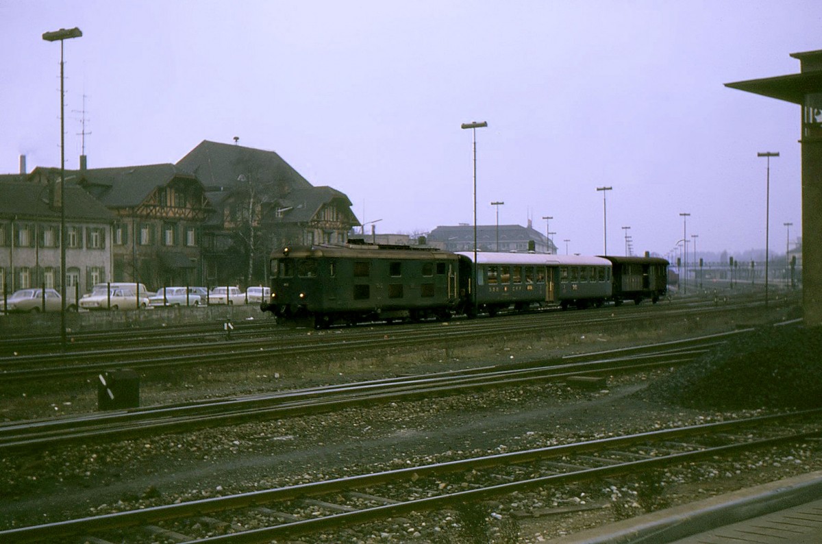 Am Bahnhof von Singen (Hohentwil): SBB-Zug der damaligen Strecke nach Etzwilen mit Lok Bm4/4 18452, Leichtstahlwagen 50 85 20-39 121 und einem zweiachsigen Gep�ckwagen. 28.Februar 1969. 